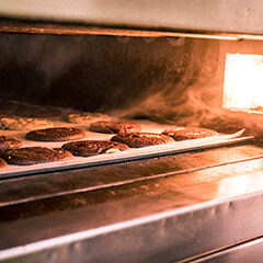 Handgeformte Cookies auf dem Blech im Ofen